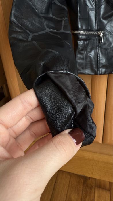 Шкіряна куртка жіноча