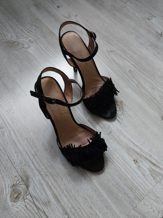 Sandałki na obcasie
