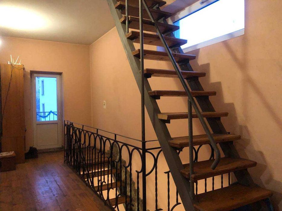 Продаж будинку і земельної ділянки