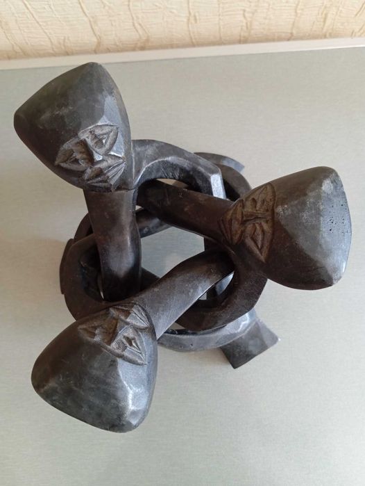 Африка, скульптура Единство, деревочерное