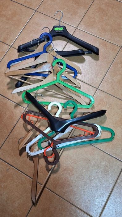 Zestaw wieszaków plastikowych i drewnianych