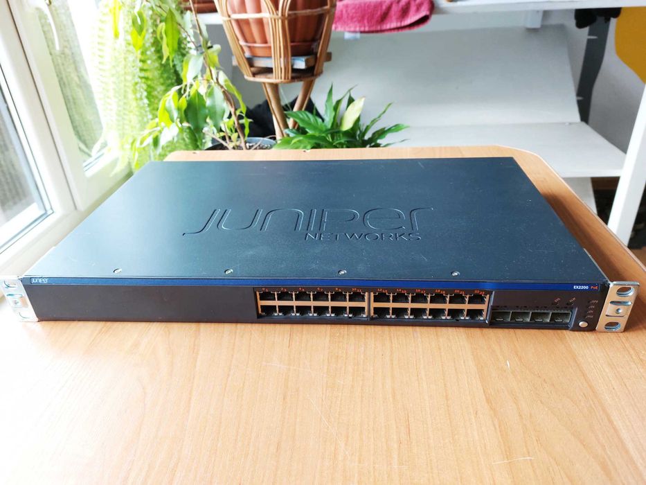 Switch Juniper Networks EX2200-24P-4G 24x 1Gb 4x SFP POE