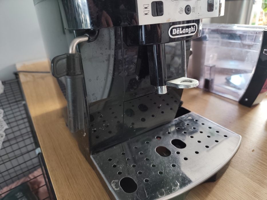 Niezawodny ekspres do kawy DeLonghi Magnifica S ECAM (Czarny)