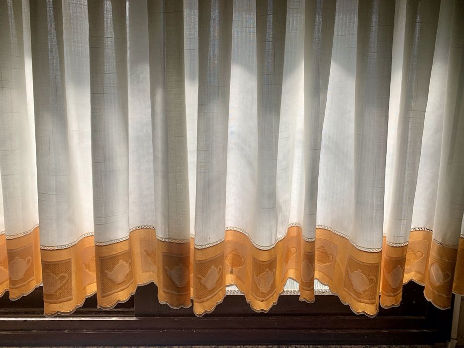 Cortinado com sanefa em cerejeira
