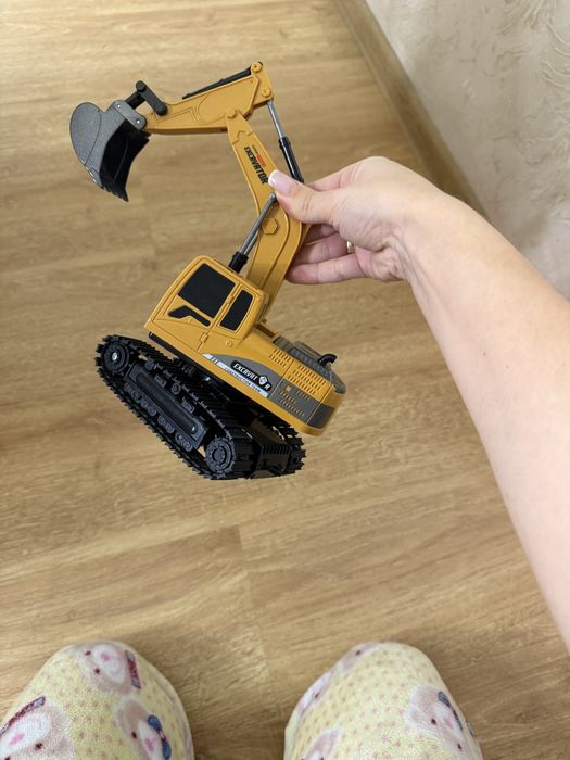 Металевий екскаватор на пульті