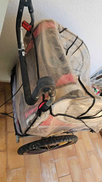 Vende-se atrelado de bicicleta para duas crianças por 50 euros.