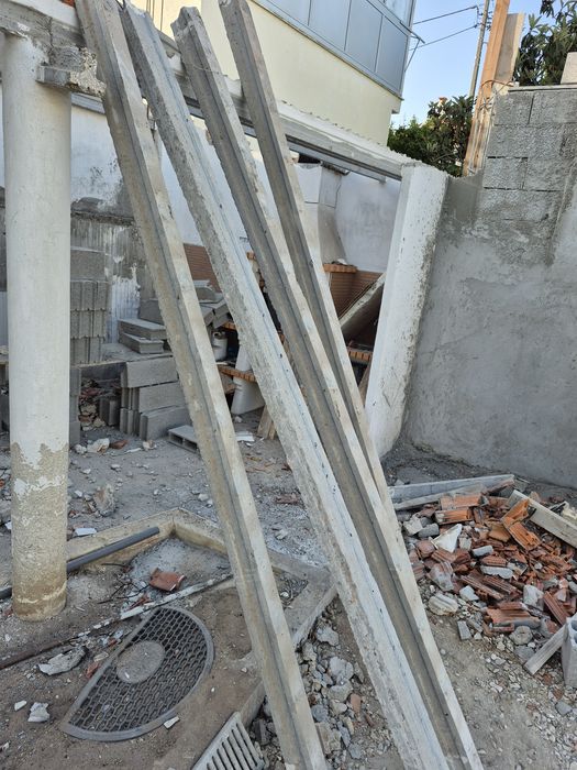 12 Vigas de cimento com cerca de 3m