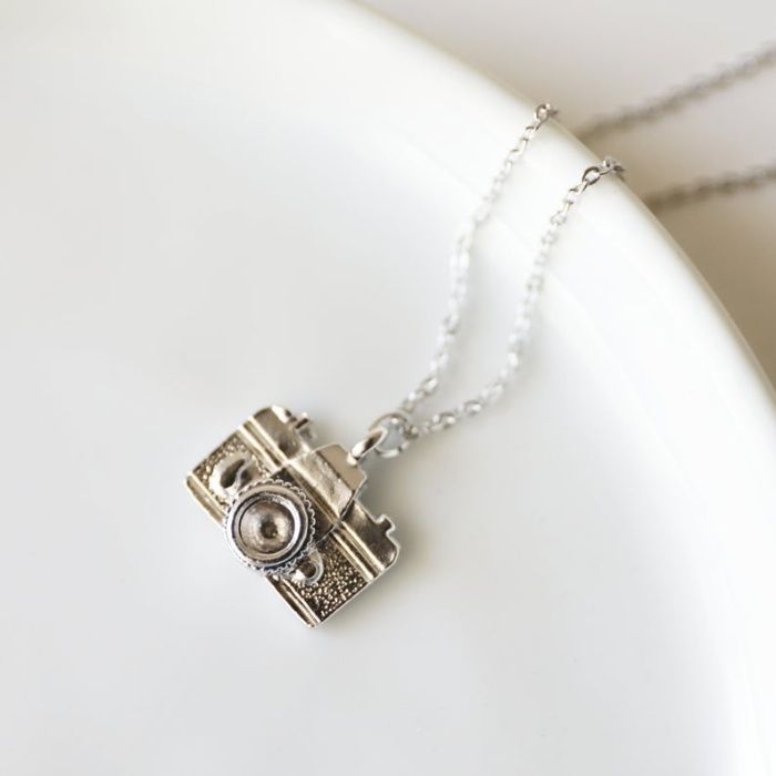 Colar com Pendente de Máquina Fotográfica