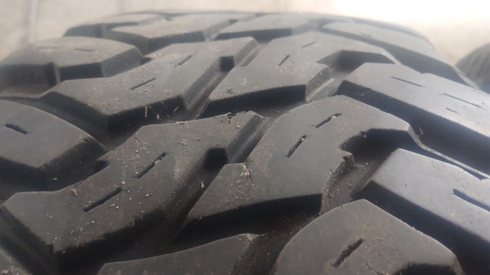 285/70/17 Cooper discoverer stt