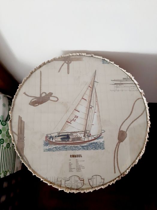 Mesa redonda  em madeira com vidro