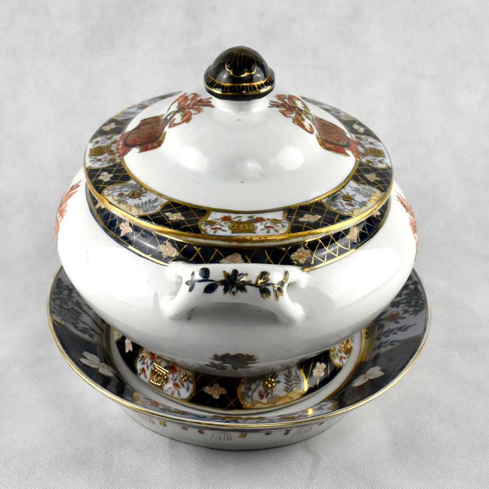 Terrina com tampa e travessa porcelana da China com brasão, anos 70