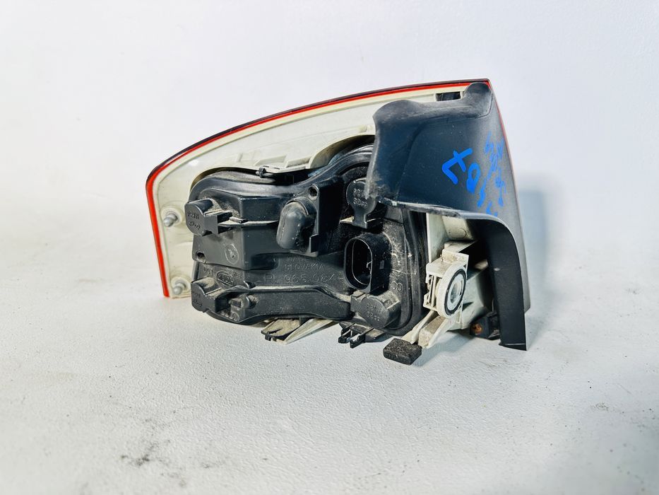 Audi A4 B7 Sedan lampa prawy tył w błotnik klapę tylna prawa