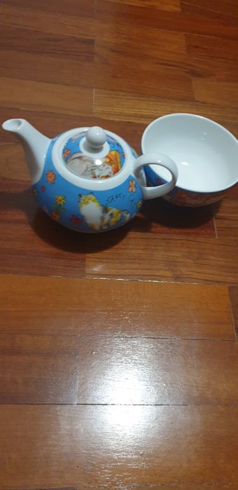 Bule com chávena novo