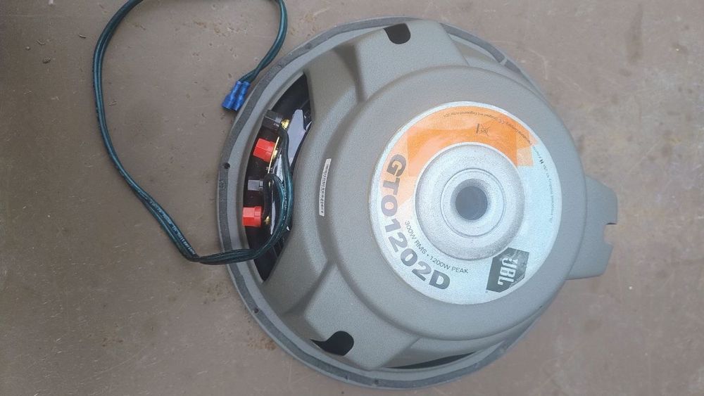 автомобільниє сабвуфери 2 штуки JBL GTO1202D