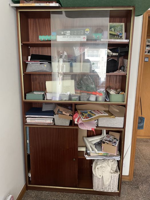 Movel antigo de madeira e vidro