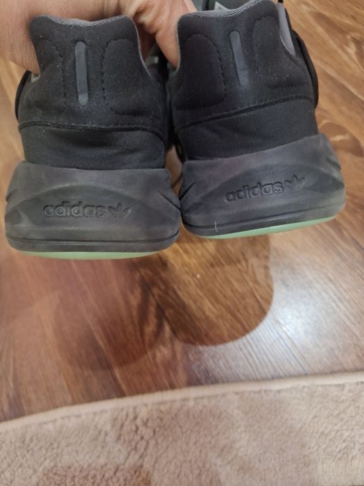 кросівки Adidas Ozelia у чорному кольорі, модель H04250. 
Дізнатися більше
