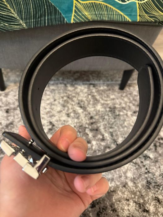 Pasek srebrnego koloru