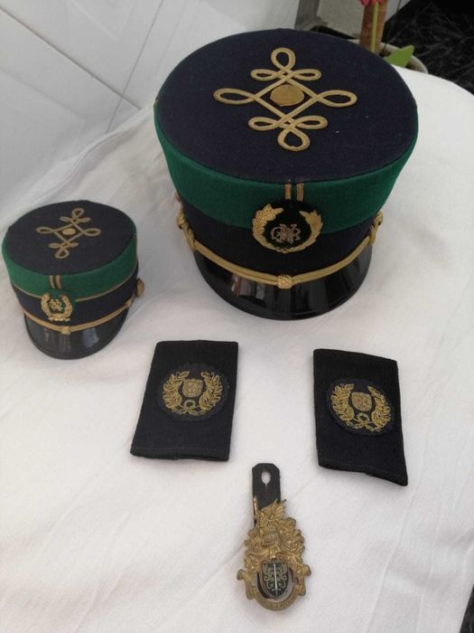 Lote com barrete de grande uniforme da GNR, miniatura de protocolo e insígnias