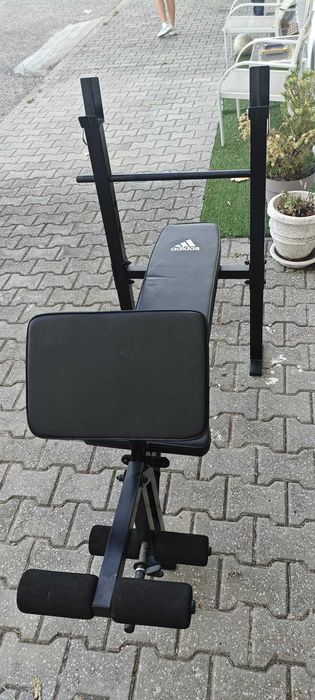 Banco de Musculação Adidas Essential com suporte de barras, estação de bíceps curl e leg curl