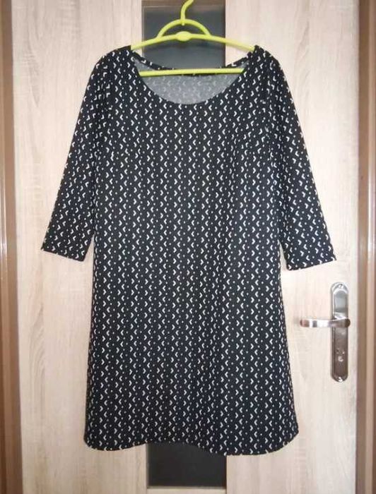 444. Czarna krótka sukienka w białe wzorki rękaw 3/4 rozmiar L/ XL