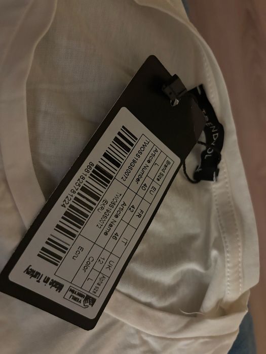 белая рубашка асимметричного кроя от бренда Trendyol