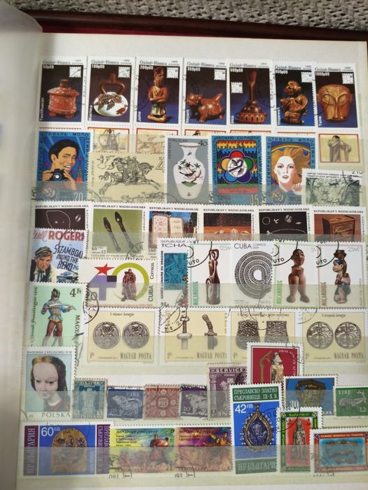 Classificador com 250 selos diferentes temática artefatos históricos