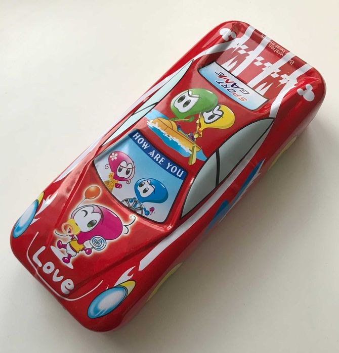 Oddam piórnik samochodzik