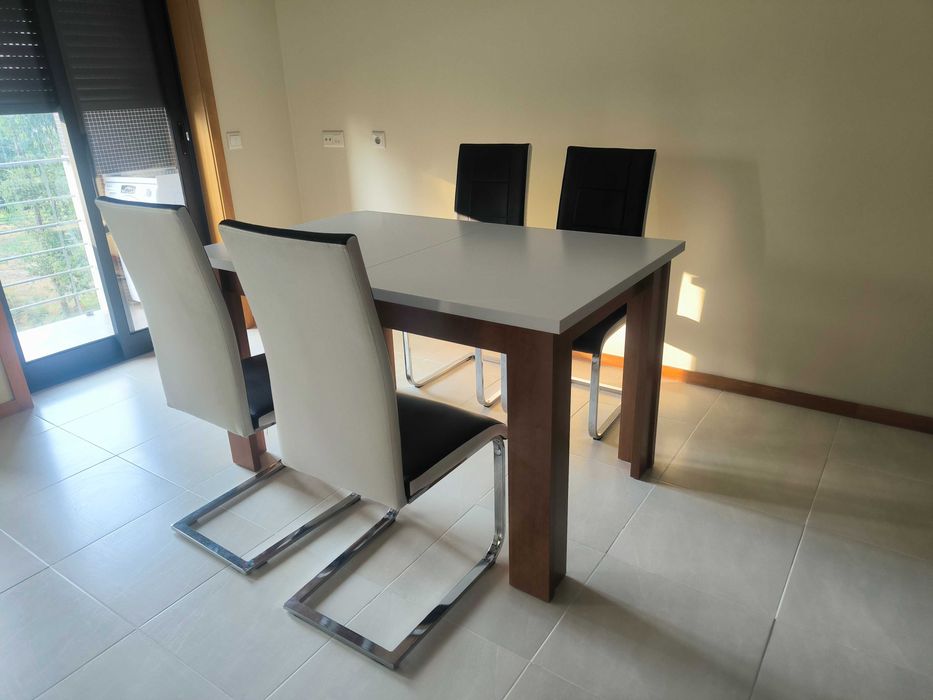 Vendo mesa e cadeiras sala de jantar