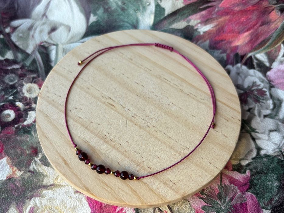 bransoletka na sznurku z kamieniami naturalnymi - Granatem