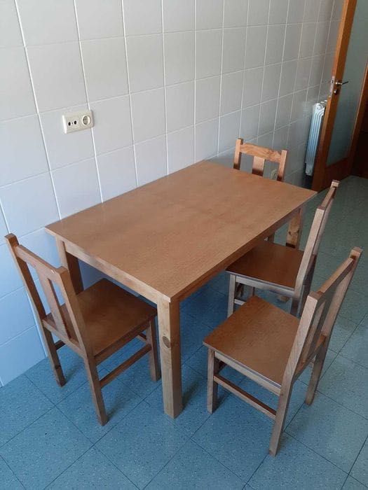 Mesa de cozinha com 4 cadeiras