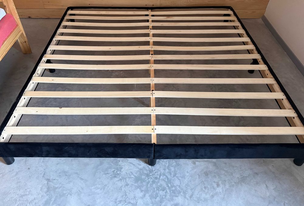 Sprzedam ramę łóżka na materac 200cmx200cm