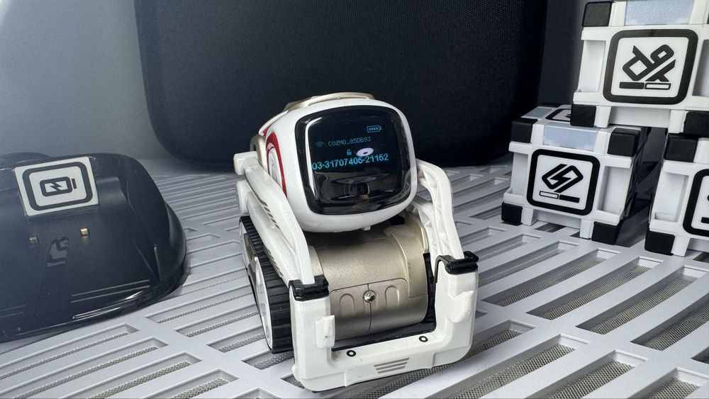 Робот Cozmo Anki - інтерактивний ШІ-компаньйон з кубиками