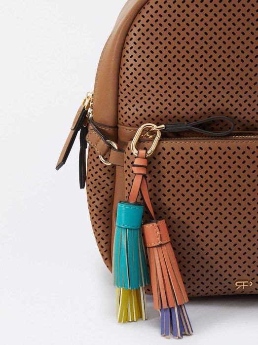 Mochila Perfurada Com Penduro