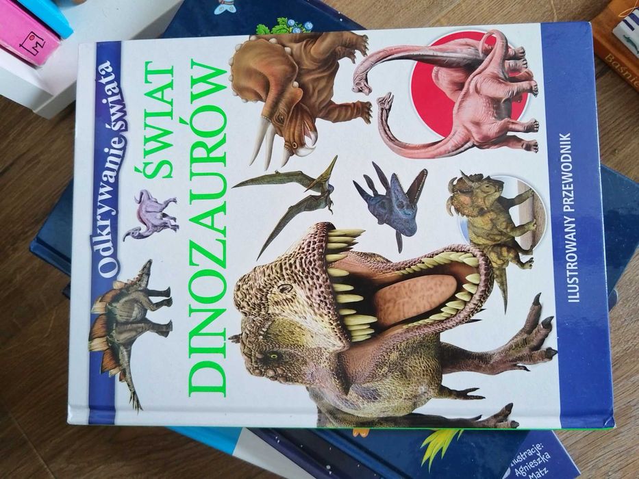 Książka ilustrowany przewodnik swiat dinozaurów