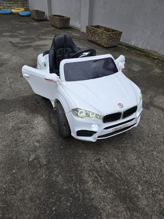 Дитячий електромобіль