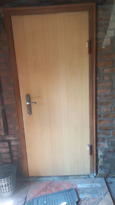 Двері з замком і ключами