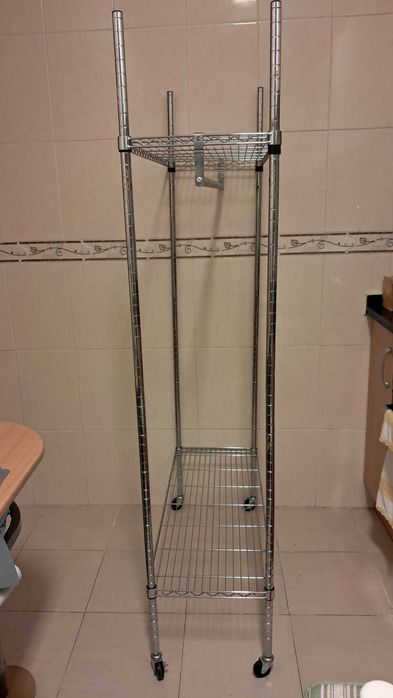 Móvel  de arrumos com Prateleira metálica e arrumação para cabides.
