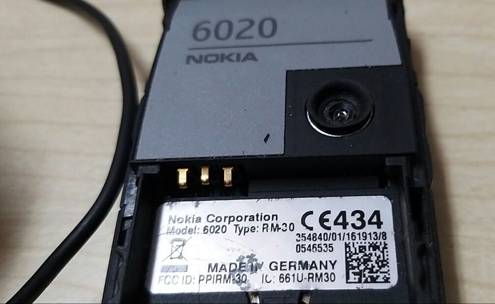 Telemóvel Nokia 6020.