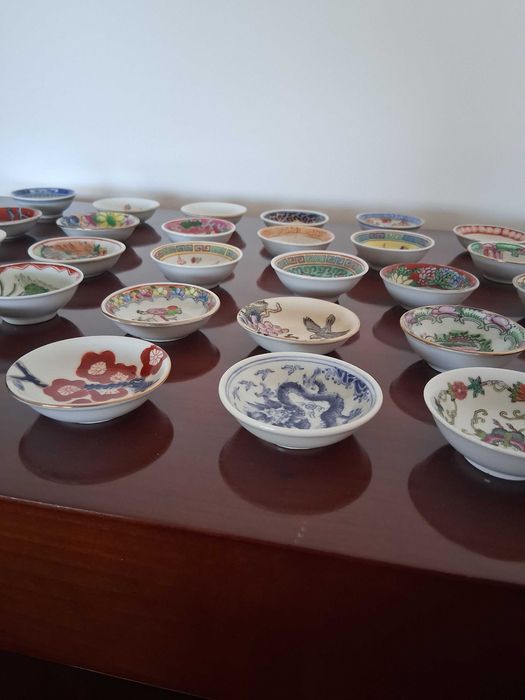 Conjunto de 30 tacinhas em porcelana oriental