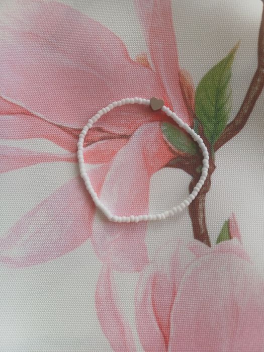 Biała bransoletka z koralików ze srebrnym serduszkiem