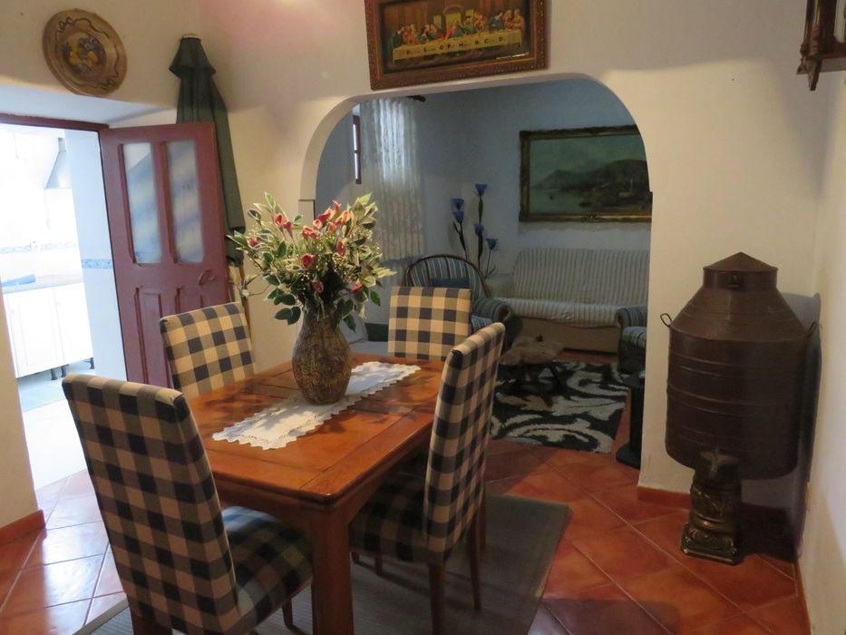 Mesa de jantar extensível em madeira maciça + 4 cadeiras estofadas