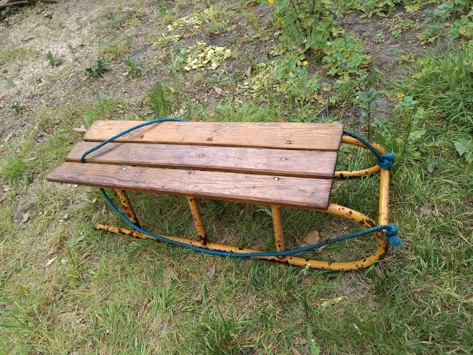 Żółte sanki antyk prl