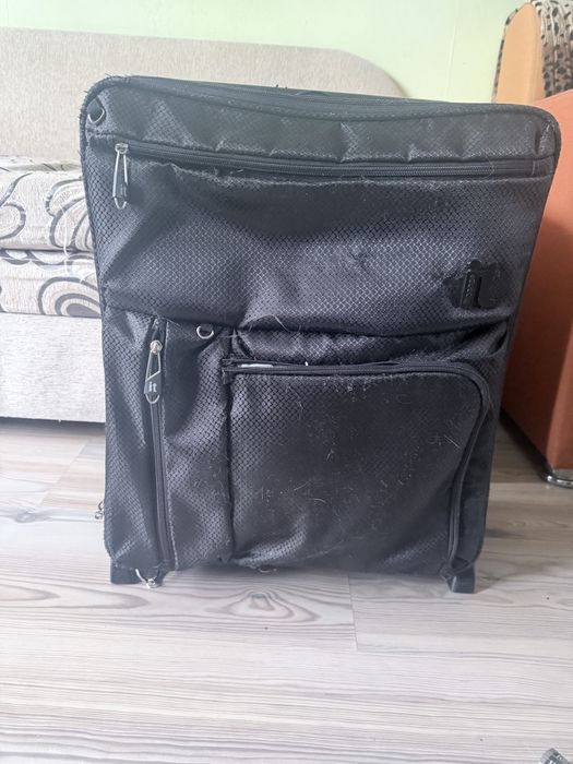 Чорна валіза компактна