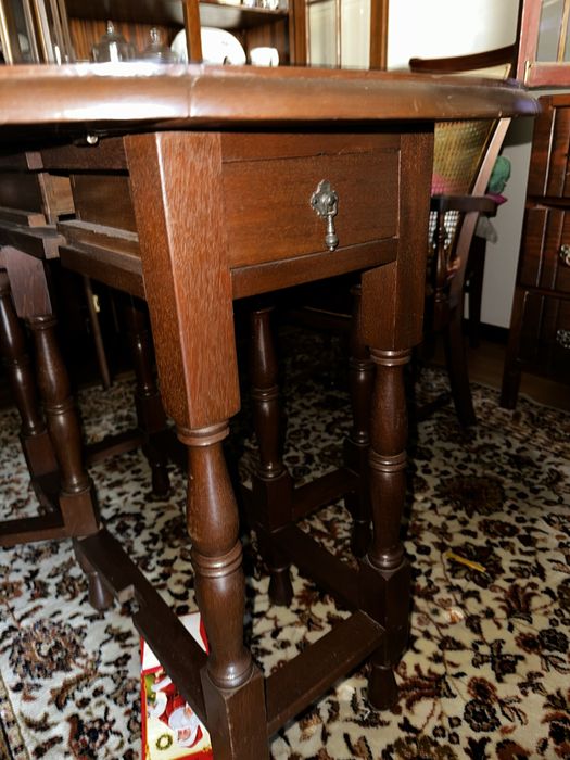 Mesa de madeira redonda com 4 cadeiras