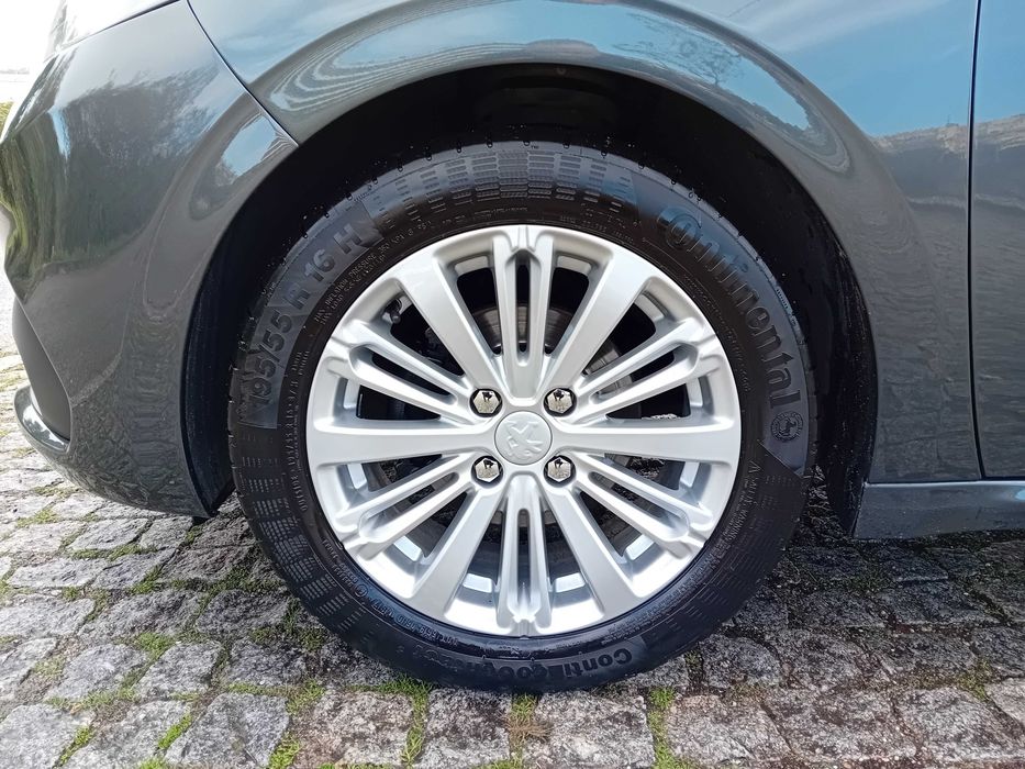 Peugeot 208 1.2i Style