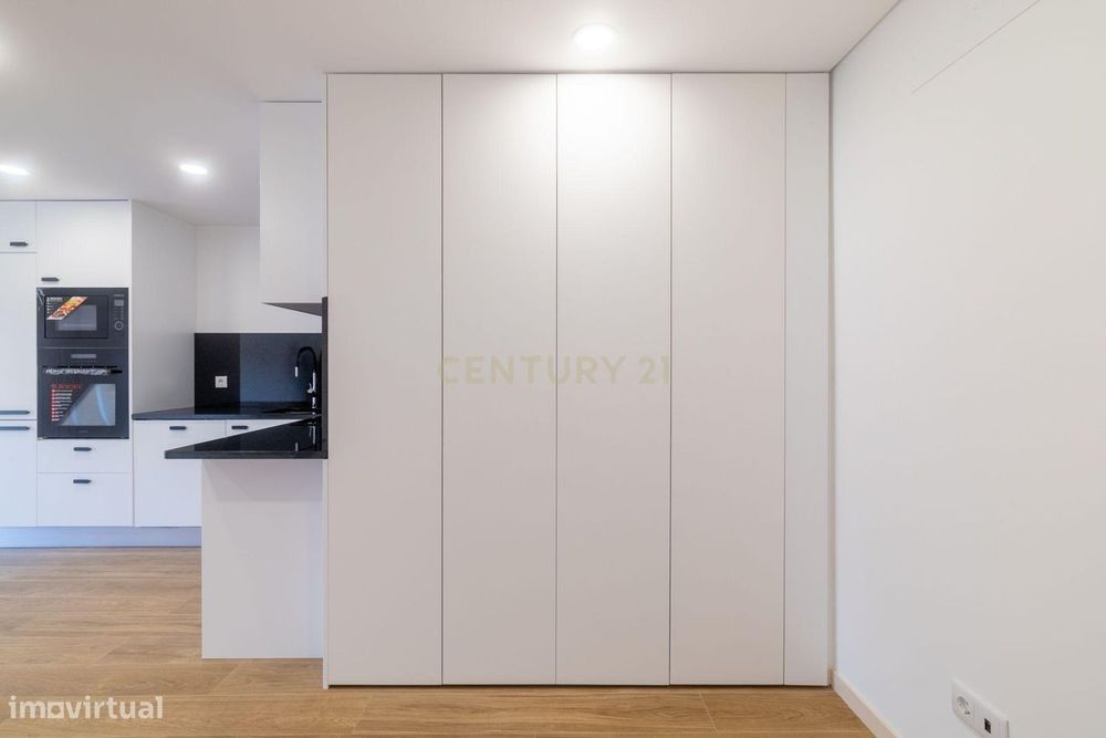 Apartamento T1 Remodelado e Mobilado no Primeiro Andar, Praia da Madal