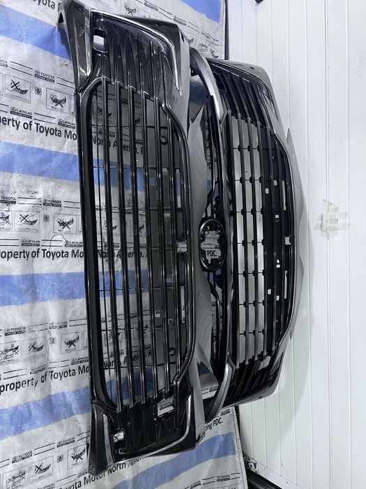 Бампер передній Toyota Camry V70 52119-33C50