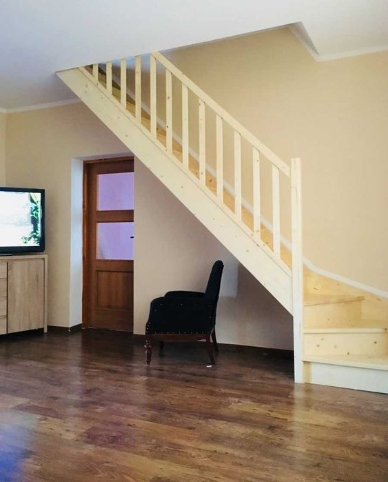 Schody samonośne z drewna klejonego świerk, sosna na wymiar