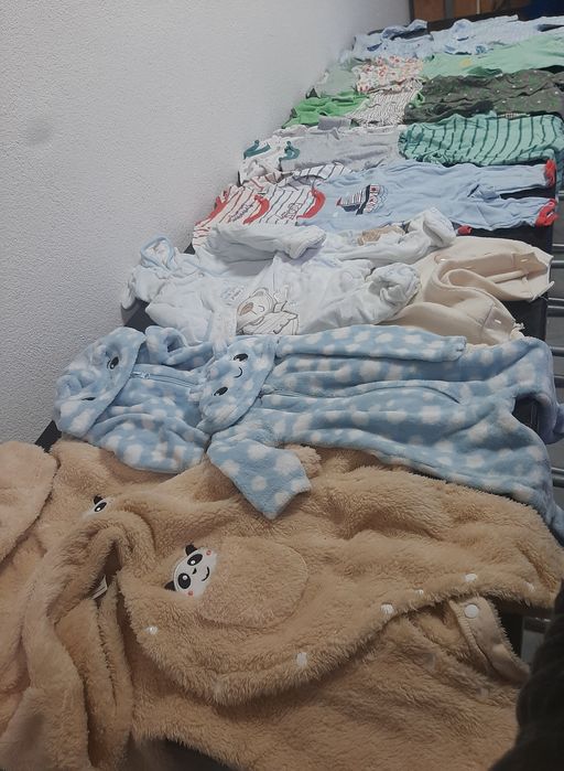 Fotos de algumas roupinhas e calçado para gémeos(meninos) 0-12 meses