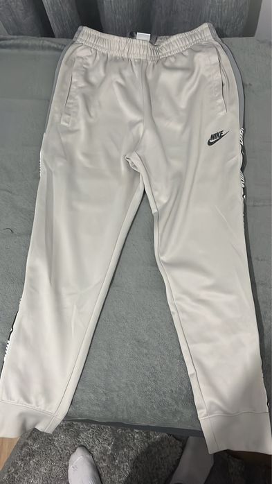 Calças Nike.